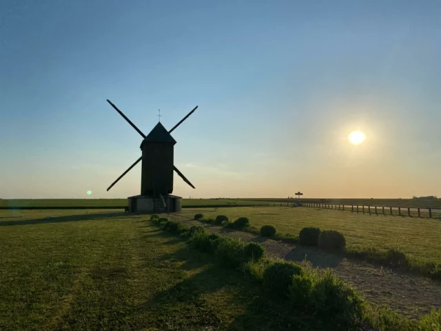 💙 Moulin Paradis 
Traversez la campagne en direction de Sancheville, à travers les champs de blé, colza et autres céréales, vous apercevrez les ailes en bois animées par le souffle du vent.
📸 @dorothee_gsl